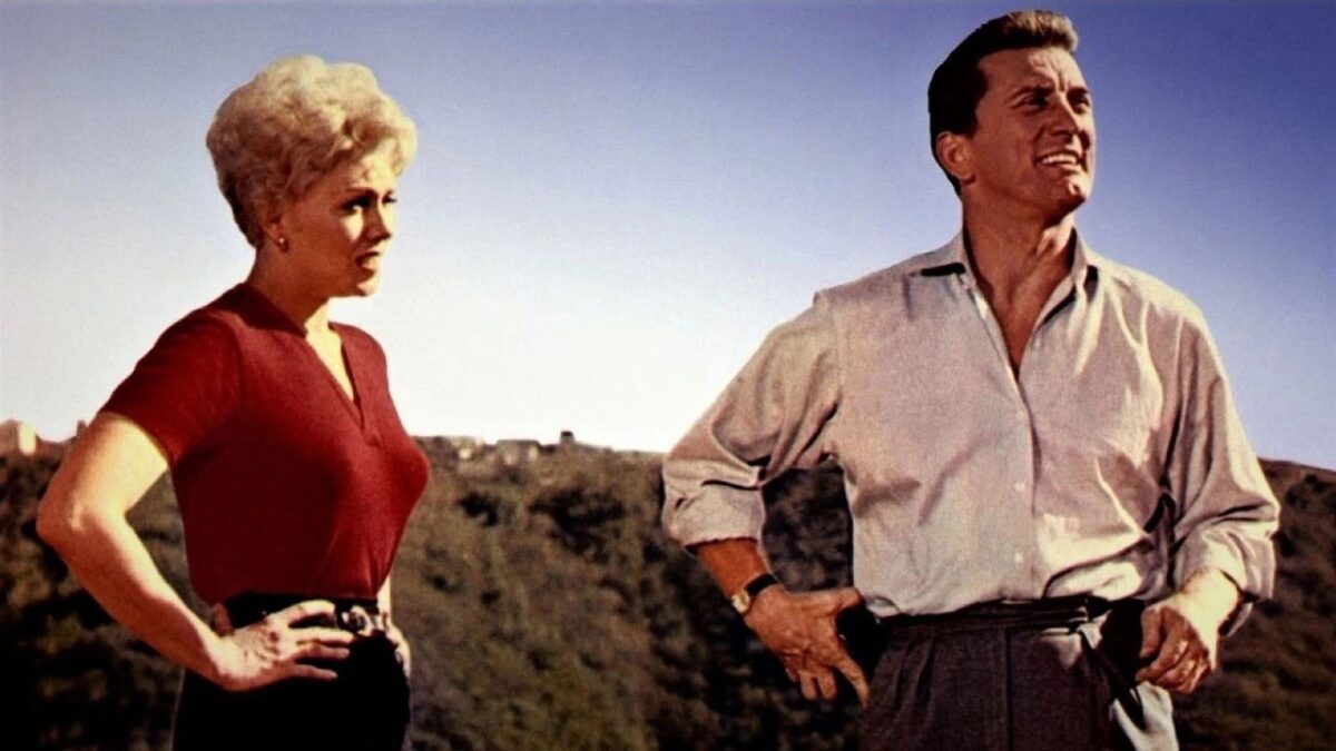 Kim y Kirk viendo la construcción de la casa de madera. UN EXTRAÑO EN MI VIDA (Strangers When We Meet,1960) de Richard Quine. estrellamillansanjuan.es