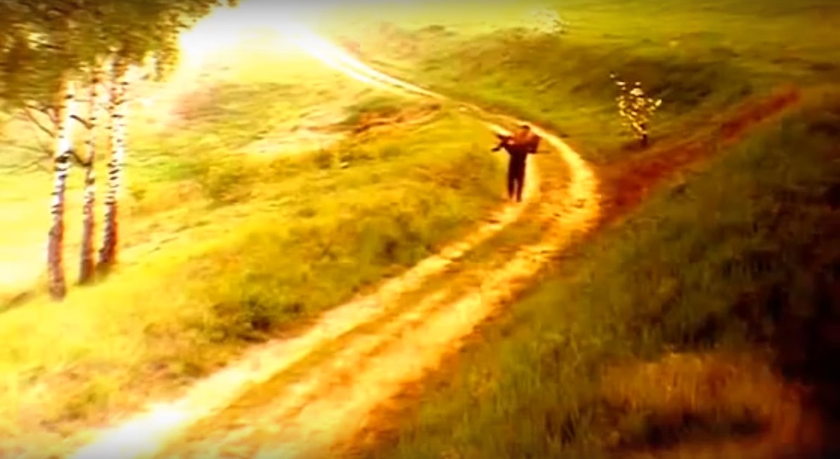 Paisaje con tonos ocres y pictóricos. Paseo con la madre en brazos. Mat i syn. Madre e hijo. estrellamillansanjuan.es