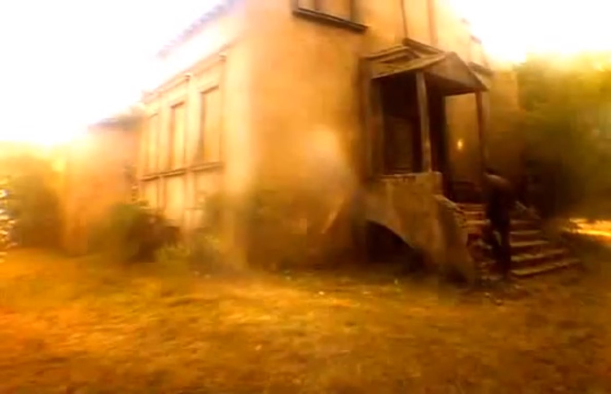 Exterior de la casa con aire pictórico, Mat i syn. Madre e hijo. estrellamillansanjuan.es