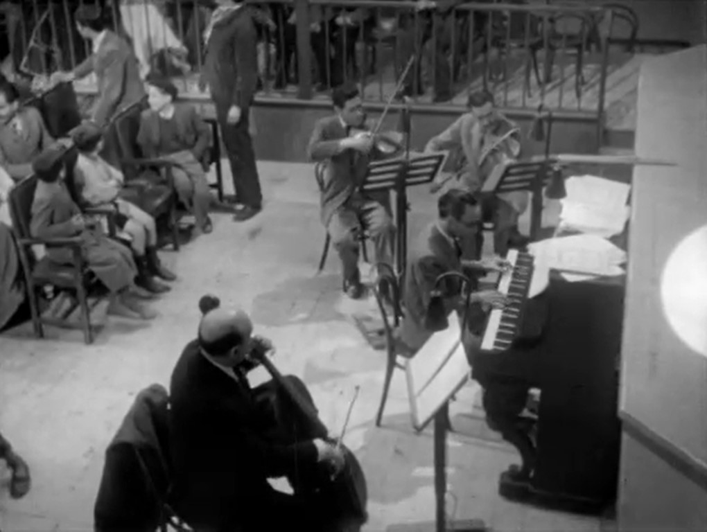 Músicos acompañando el cine mudo. Vida en sombras. Llobet-Gràcia.