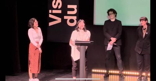 Nicole recogiendo la Mención especial en Visions du Réel 2023 por Guian. GUIAN. Nicole Chi Amén. estrellamillansanjuan.es