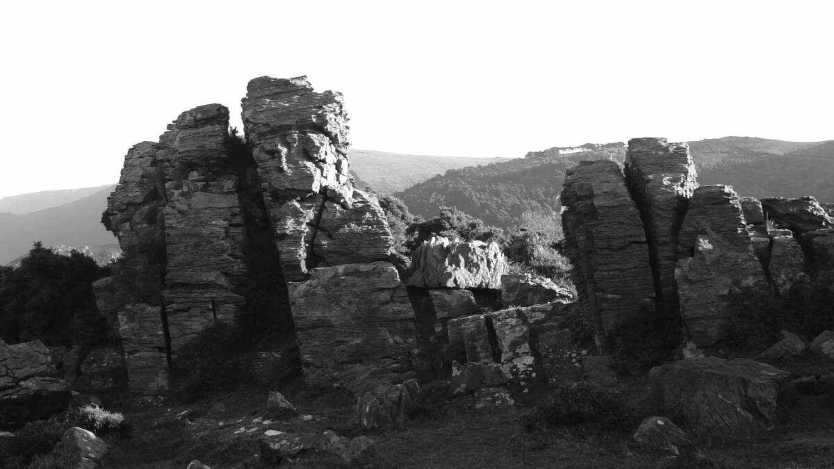 PAISAXES DA CAPELADA (2017) de Alberto Lobelle 3 Rocas fragmentadas y erosionadas. Paisaxes da Capelada. Alberto Lobelle. estrellamillansanjuan.es