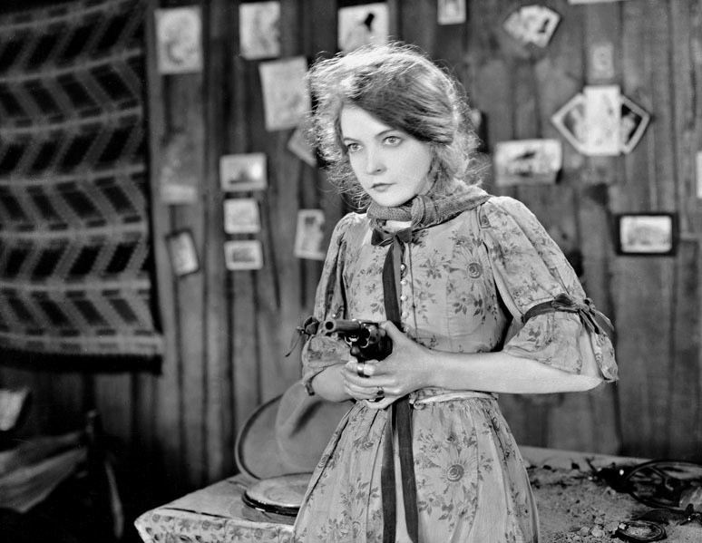 Lillian Gish (Letty) en The Wind. Pistola.