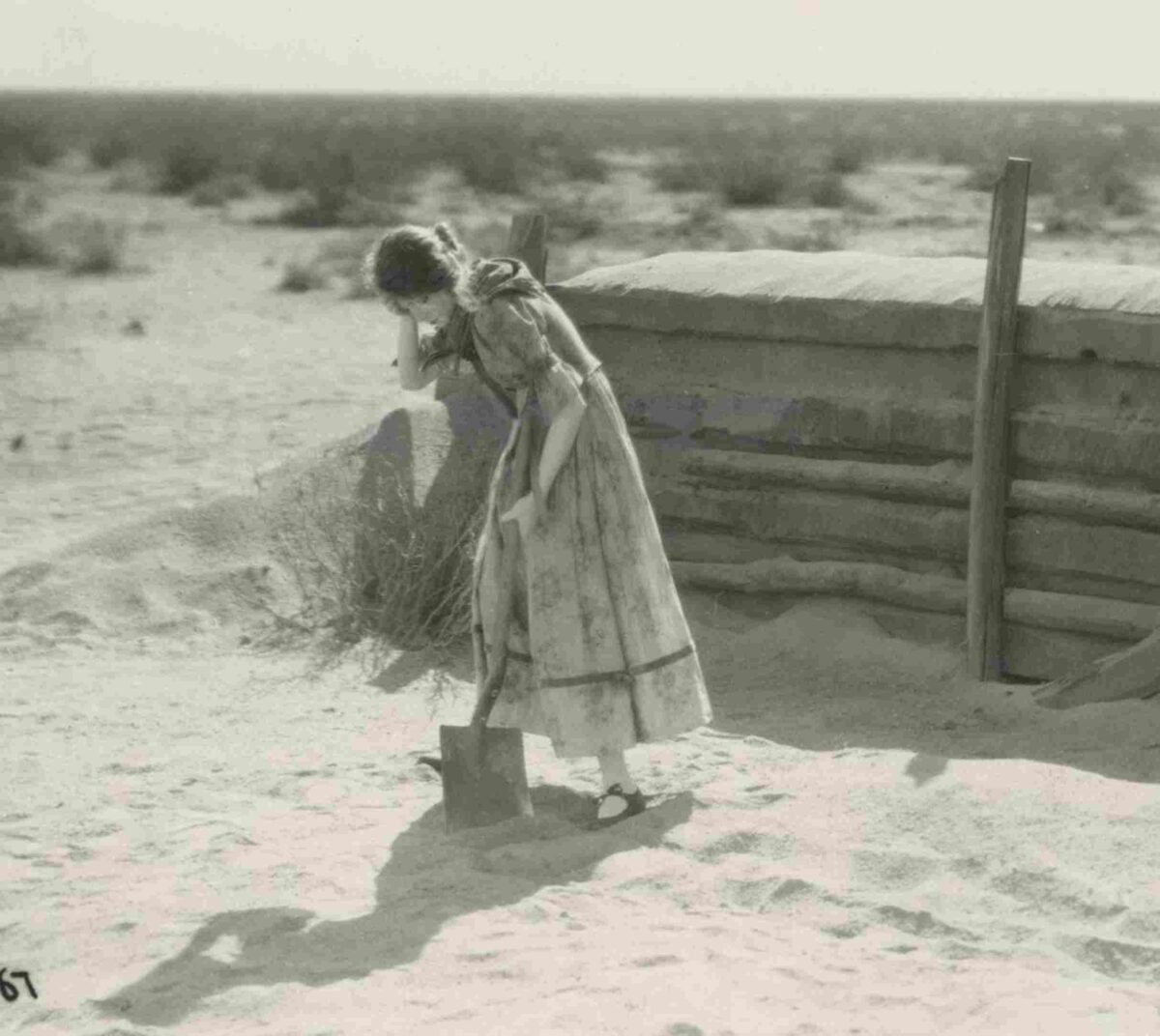 Lillian Gish (Letty) en The Wind. Enterrando a su violador.