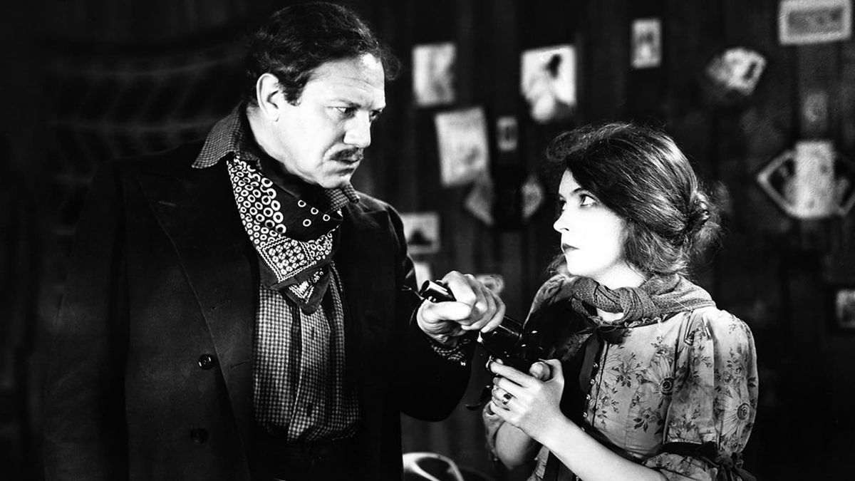 Lillian Gish (Letty) en The Wind. Con pistola ante su violador.