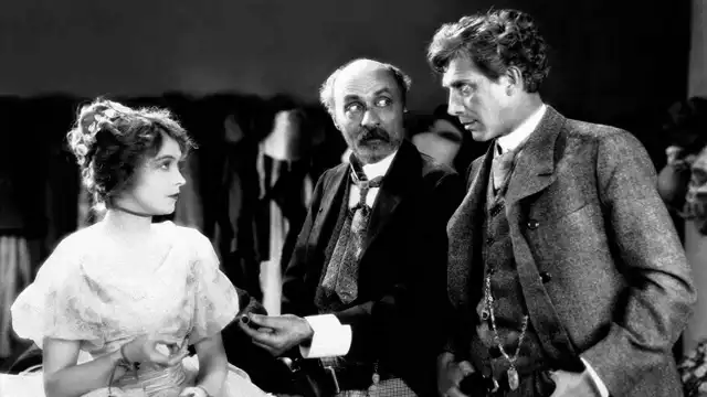 Estos dos hombres se echarán a suertes quién le pide casarse con él. Lo harán los dos. Hay momentos de humor también en la película que casan bien con el drama y que recuerdan a las escenas humorísticas de John Ford.