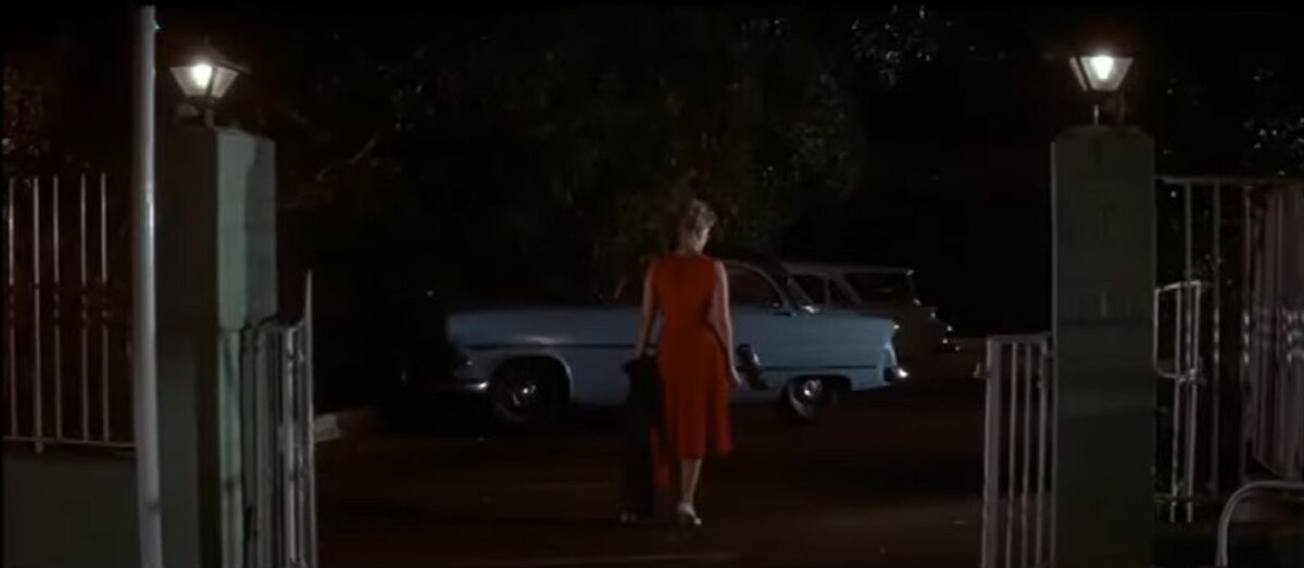 Kim en su primera cita clandestina vestido rojo. UN EXTRAÑO EN MI VIDA (Strangers When We Meet,1960) de Richard Quine. estrellamillansanjuan.es