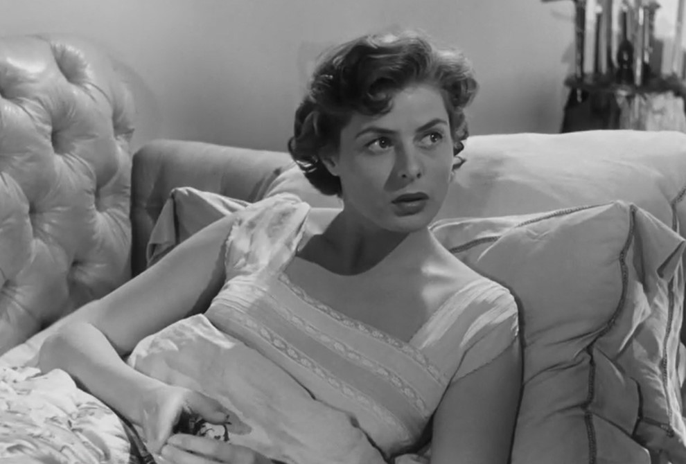 Ingrid esperando en sofá a su marido. Viaggio in Italia. estrellamillansanjuan.es