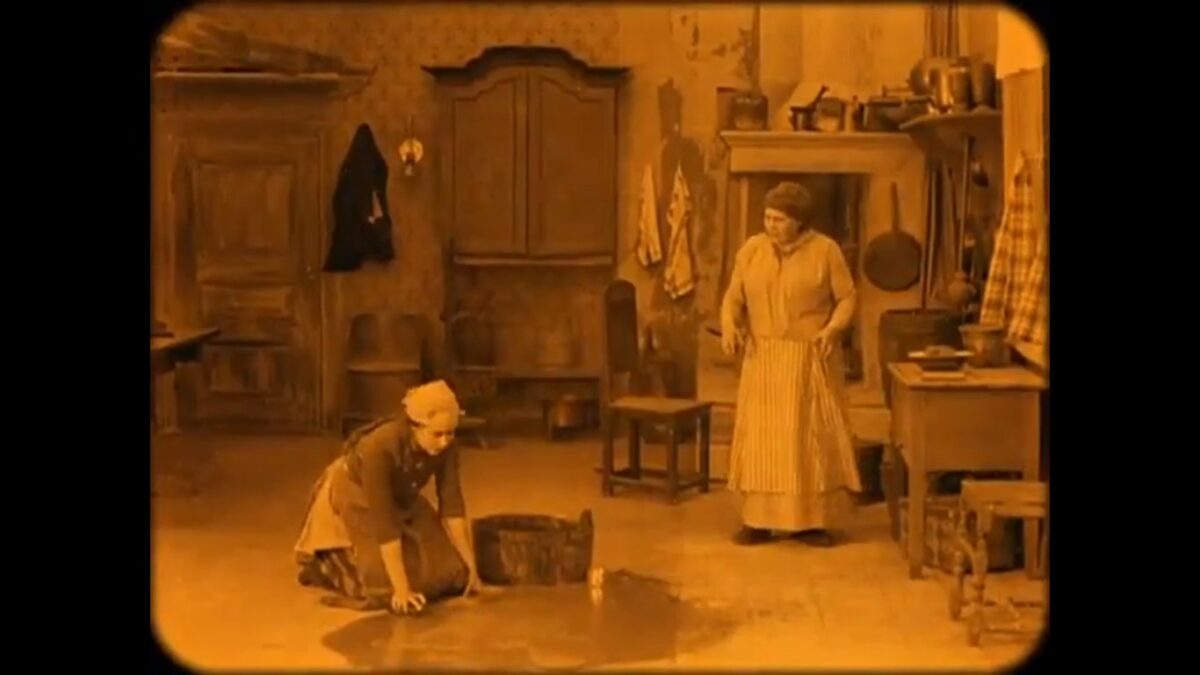 La protagonista Marja fregando ante su madrastra. Johan, Stiller. estrellamillansanjuan.es