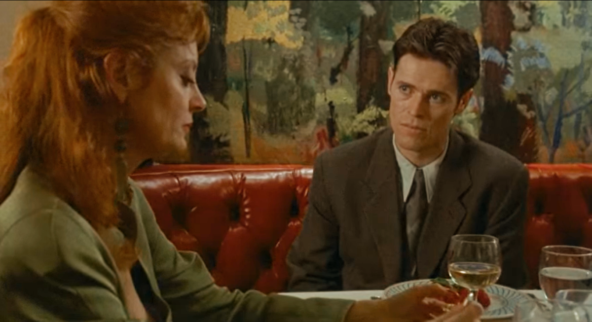 Susan Sarandon y Willem Dafoe charlando en restaurante. Light Sleeper, Paul Schrader. estrellamillansanjuan.es