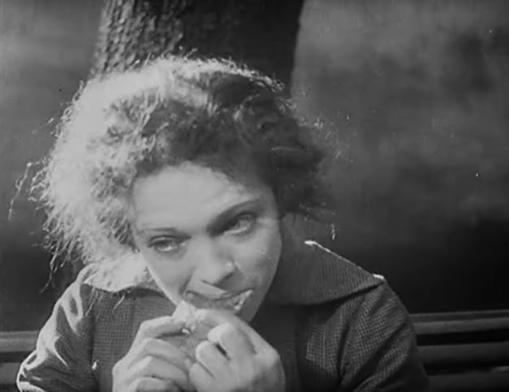 MÉNILMONTANT (1926) de Dimitri Kirsanoff 11 Chica huérfana con hambre sentada en banco. Ménilmontant. Dimitri Kirsanoff. estrellamillansanjuan.es