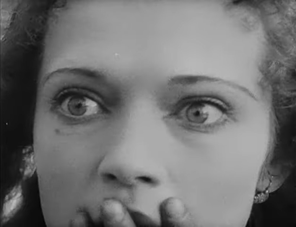 MÉNILMONTANT (1926) de Dimitri Kirsanoff 14 Primerísimo primer plano. Ojos verdes de Nadia Sibriskaïa. Ménilmontant. Dimitri Kirsanoff. estrellamillansanjuan.es