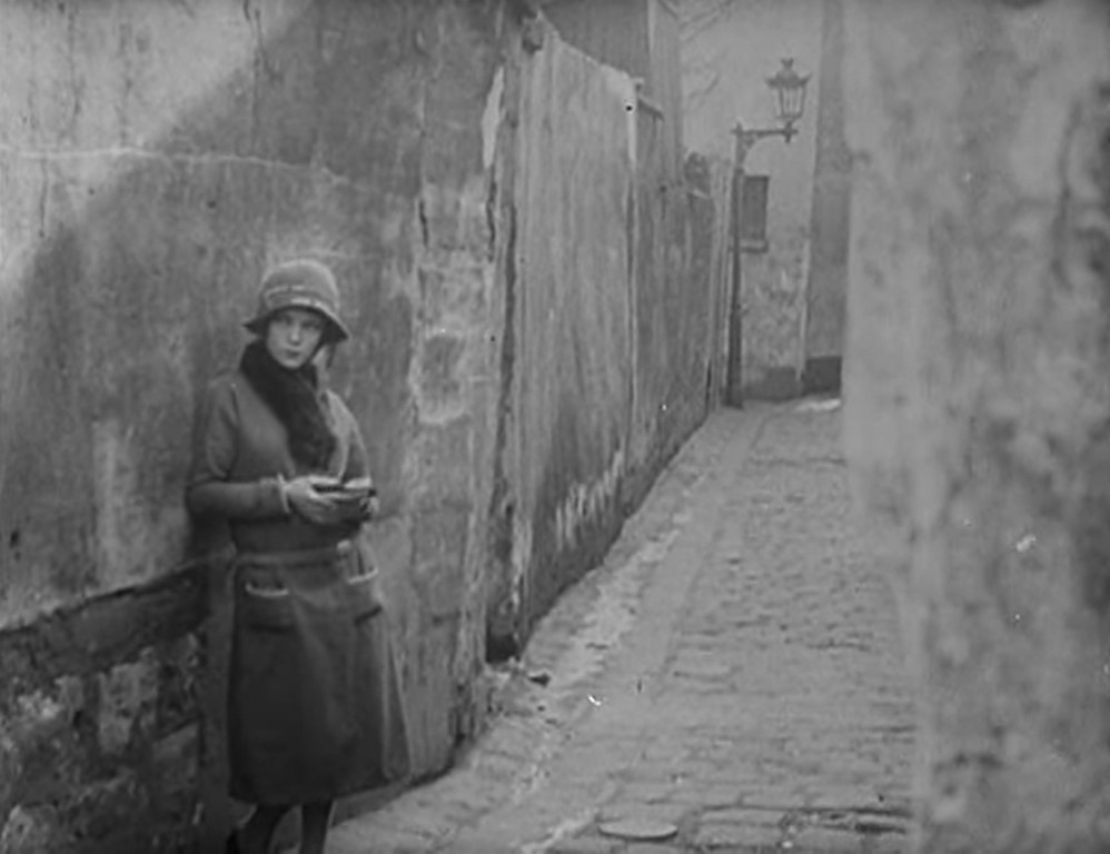 MÉNILMONTANT (1926) de Dimitri Kirsanoff 6 Calle estrecha barrio parisino. Ménilmontant. Dimitri Kirsanoff. estrellamillansanjuan.es