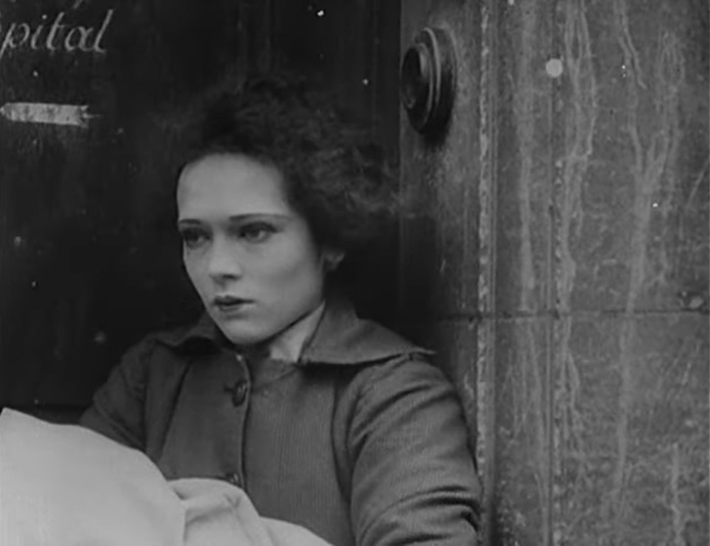 MÉNILMONTANT (1926) de Dimitri Kirsanoff 8 Desamparo con bebé. Ménilmontant. Dimitri Kirsanoff. estrellamillansanjuan.es
