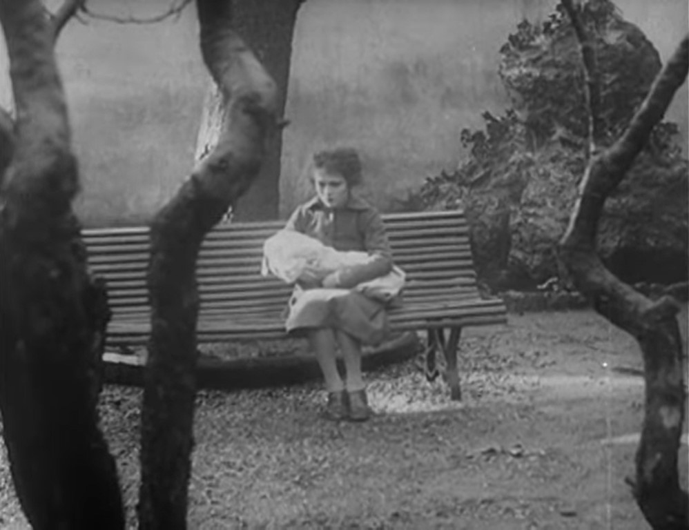 MÉNILMONTANT (1926) de Dimitri Kirsanoff 9 Chica huérfana en banco abandonada. Bebé. Ménilmontant. Dimitri Kirsanoff. estrellamillansanjuan.es