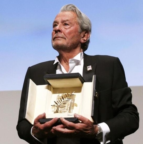 Un emocionado Alain Delon recibiendo la Palma de Oro honorífica en Cannes (2019). El Polar francés. estrellamillansanjuan.es