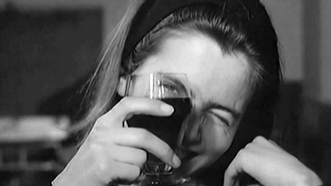 Mirada tras vaso de vino. El buen amor. Francisco Regueiro. estrellamillansanjuan.es