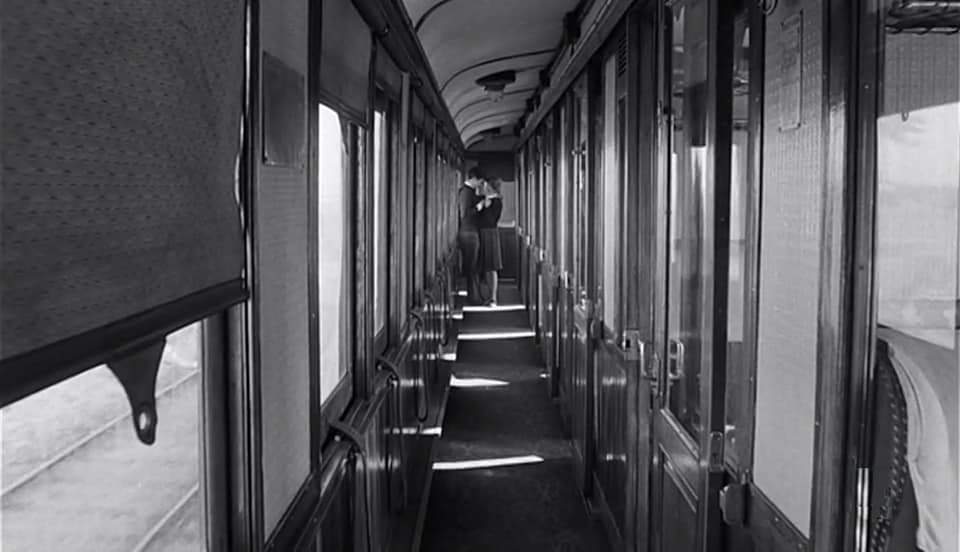 Pasillo vagón del tren. El buen amor. Francisco Regueiro. estrellamillansanjuan.es