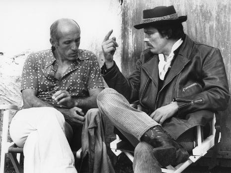 José Giovanni y Alain Delon hablando en el rodaje de "Le Gitan” (1975). El Polar francés. estrellamillansanjuan.es