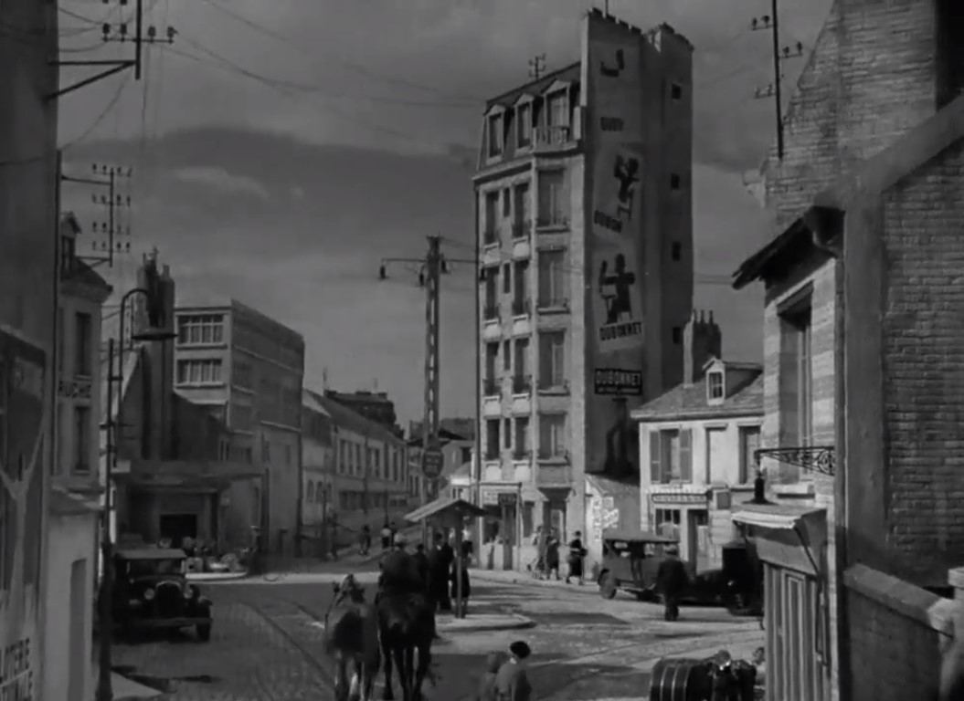 Plaza donde vive François (Jean Gabin) en Le Jour se lève (1939). Marcel Carné. Dirección artística de Alexandre Trauner. Desde la última planta se erige como un amargo líder. El Polar francés. estrellamillansanjuan.es