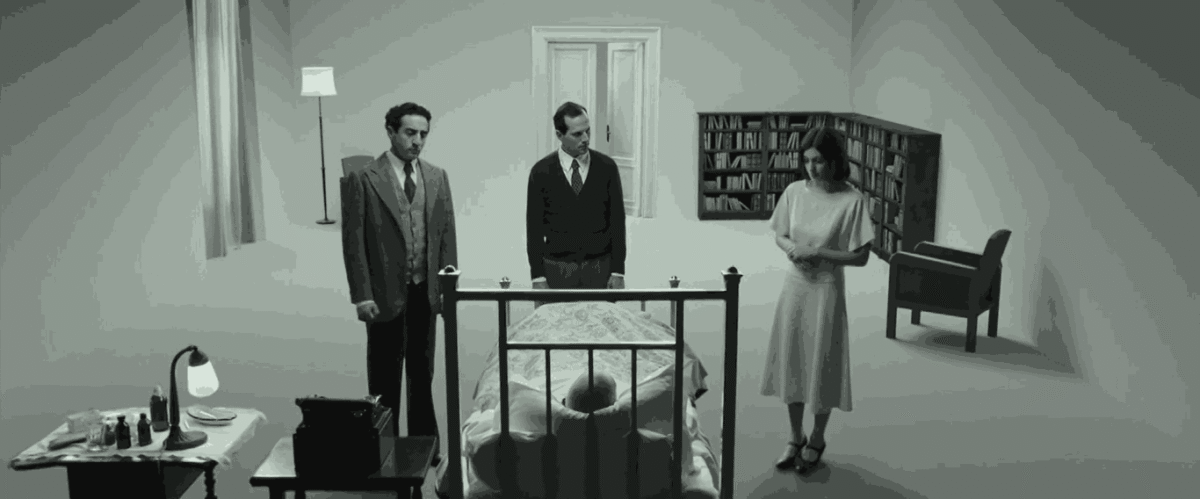 LEONORA ADDIO (2022) de Paolo Taviani. La despedida fraternal 2 Hijos despidiendo al padre en la cama. Leonora Addio. Paolo Taviani. estrellamillansanjuan.es