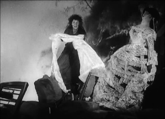 NOVYY VAVILON (1929) de Grigori Kózintsev y Leonid Trauberg. 7 Louise en los almacenes cogiendo tela para vendas. Novyy Vavilon.