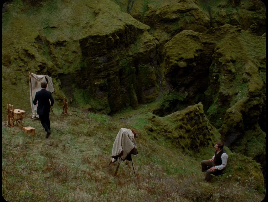 Fotografía de Lucas en espacio verde de Islandia. Godland, Hlynur Pálmason. estrellamillansanjuan.es