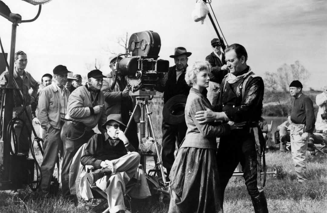 El director John Ford en el rodaje de "Misión de audaces" (1959). John Wayne y Constance Towers. Paco Sepúlveda. La delicadeza en el cine. estrellamillansanjuan.es