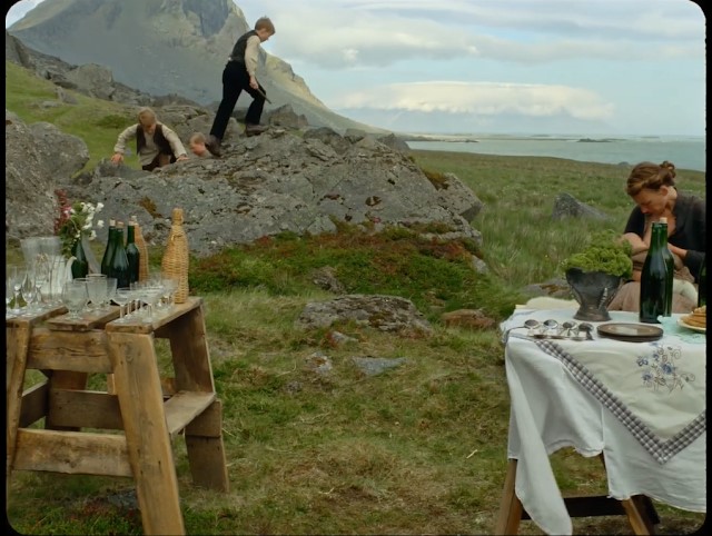 Panorámica 360 º en fiesta y acordeón. Godland, Hlynur Pálmason. estrellamillansanjuan.es