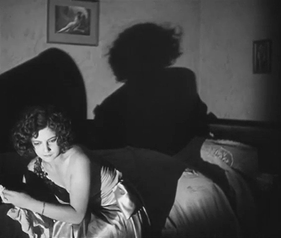 TONKA SIBENICE (1930) de Karl Anton. 14 Reflejo sombra de Tonka en habitación. Culpa. Tonka Sibenice. estrellamillansanjuan.es
