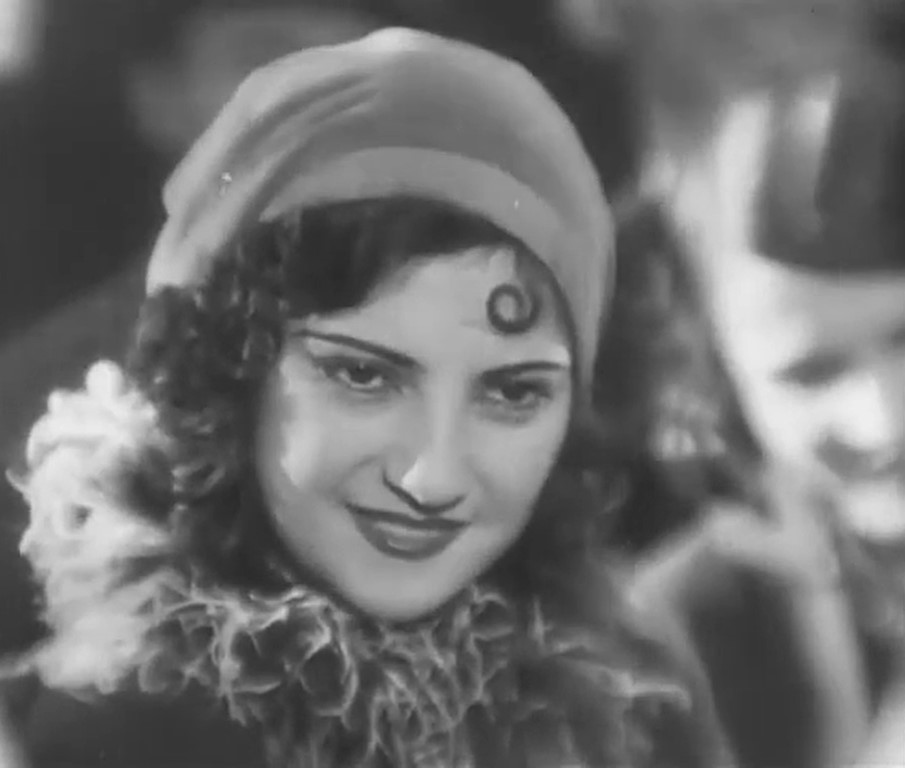 TONKA SIBENICE (1930) de Karl Anton. 5 Tonka al llegar radiante de la ciudad al pueblo. Tonka Sibenice. estrellamillansanjuan.es