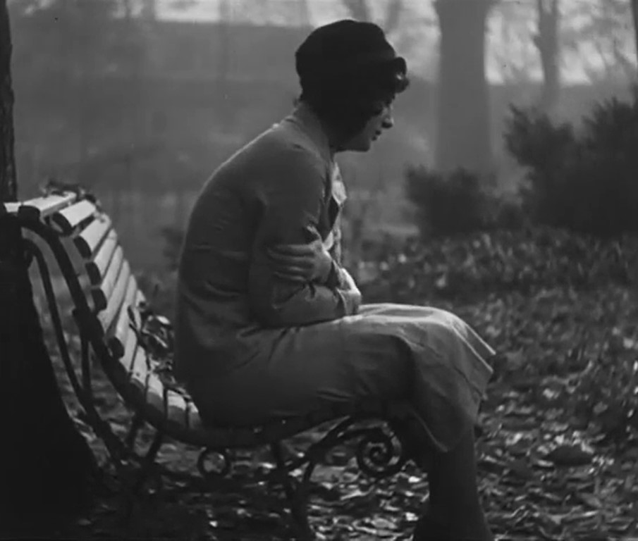 TONKA SIBENICE (1930) de Karl Anton. 15 Tonka solitaria y triste en un banco. Tonka Sibenice. estrellamillansanjuan.es