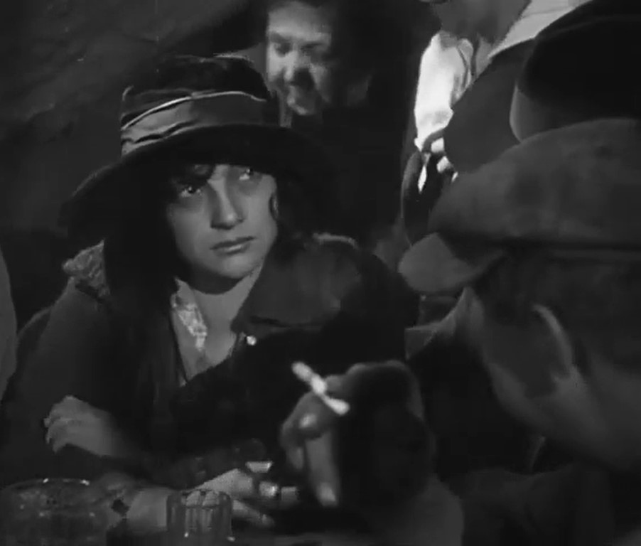 TONKA SIBENICE (1930) de Karl Anton. 16 Tonka en las últimas tras la anulación de la boda. Bar. Tonka Sibenice. estrellamillansanjuan.es