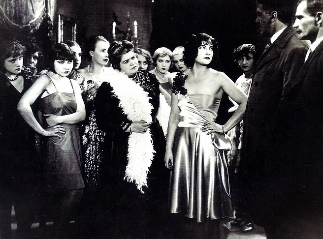 TONKA SIBENICE (1930) de Karl Anton. 10 Tonka en el prostíbulo como prostituta rodeada de hombres. La más deseada. Tonka Sibenice. estrellamillansanjuan.es