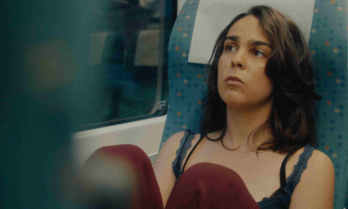 Marta en tren hacia Gijón. NOTAS SOBRE UN VERANO. Diego Llorente, estrellamillansanjuan.es