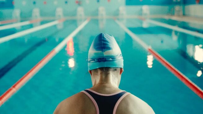 Marta frente a la piscina. Inicio película. NOTAS SOBRE UN VERANO. Diego Llorente, estrellamillansanjuan.es