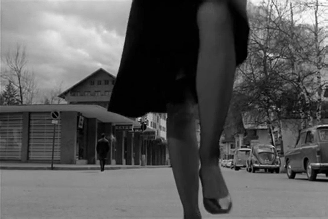Transición con las piernas de Florence (Michèle Morgan). Les yeux cernés. Robert Hossein. estrellamillansanjuan.es