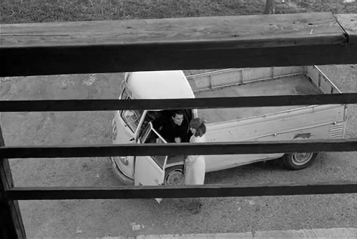 Plano subjetivo desde ventana. Les yeux cernés. Robert Hossein. estrellamillansanjuan.es