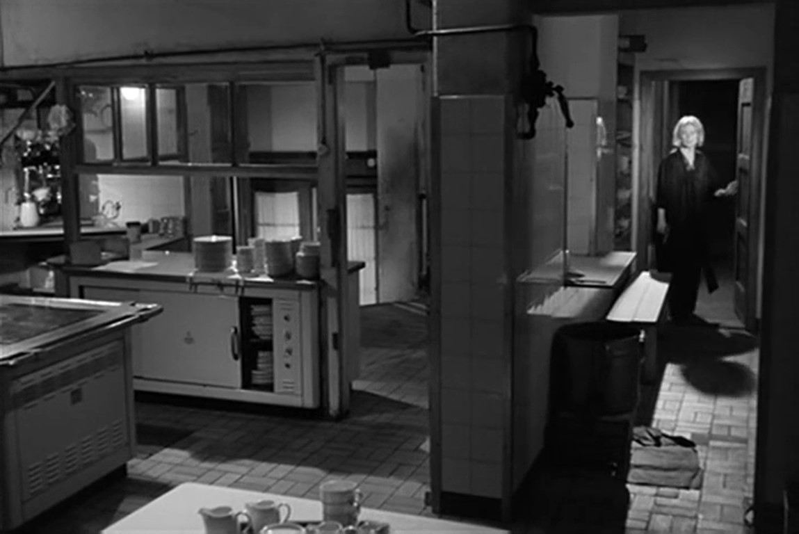 Cocina del hotel. Les yeux cernés. Robert Hossein. estrellamillansanjuan.es