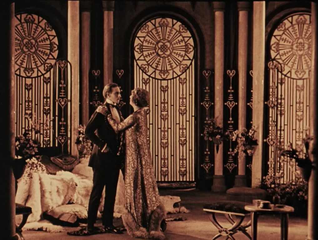 Interior Art Nouveau. Fiesta antes de la proyección de la película. Koenigsmark. Léonce Perret. estrella millansanjuan.es