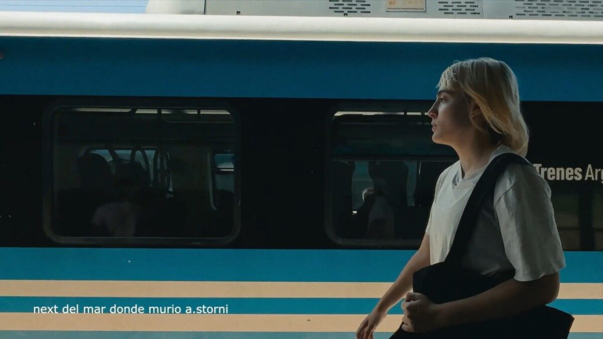 Chica en estación de tren. School privada Alfonsina Storni. estrellamillansanjuan.es