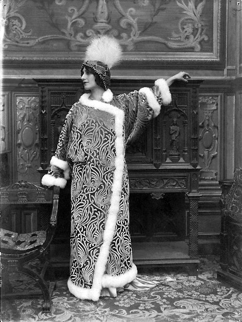 Jossette Andriot muy elegante.