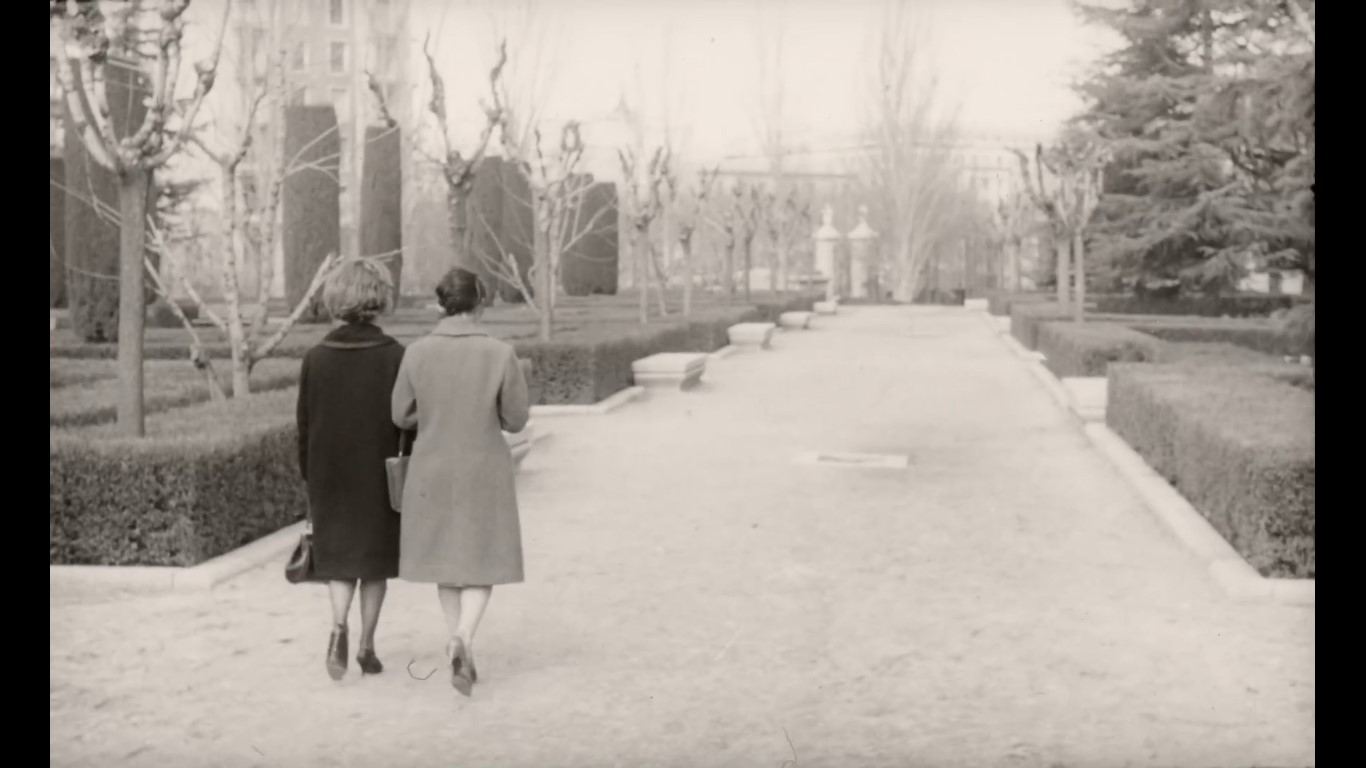 LOS DÍAS PERDIDOS (1963). Víctor Erice. EOC. Planos dorsales femeninos. estrellamillansanjuan.es