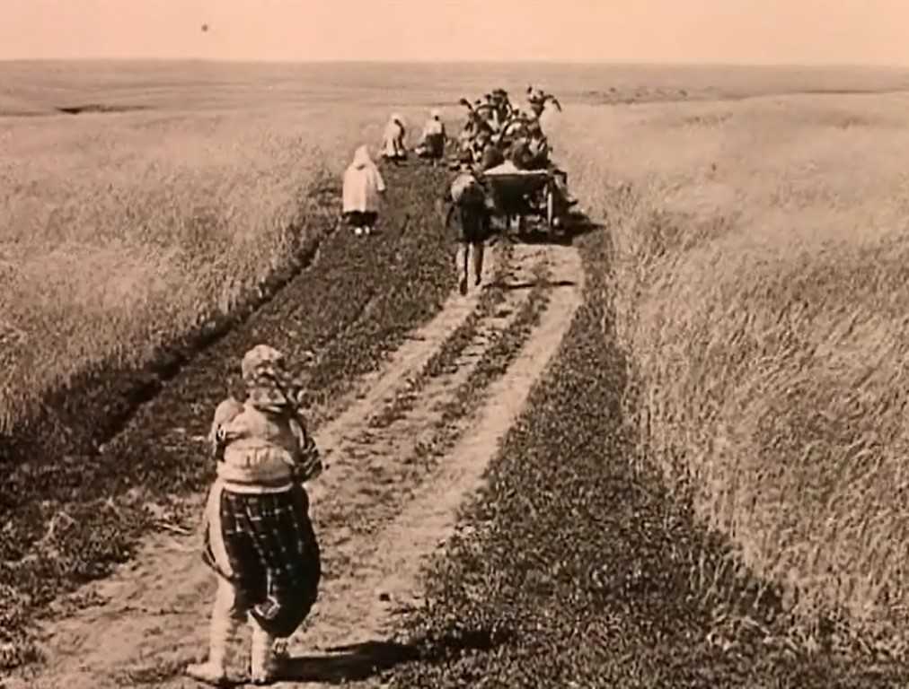 MUJER E INCERTIDUMBRE DEL CAMINO. Planos dorsales (2024) 6 CAMPESINAS DE RYAZAN (1927). Olga Preobrazhenskaya. Planos dorsales femeninos. Estrella Millán Sanjuán.