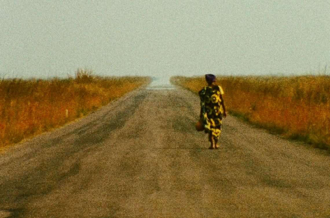 MUJER E INCERTIDUMBRE DEL CAMINO. Planos dorsales (2024) 41 SAMBIZANGA (1972). Sarah Maldoror. Planos dorsales femeninos. estrellamillansanjuan.es