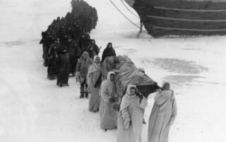 EL TESORO DE ARNE (1919) de Mauritz Stiller 16 El tesoro de Arne. Herr arnes pengar. Mauritz Stiller. Comitiva en el barco con el mar helado.