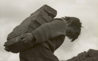 CHIRCALES (1972) Marta Rodríguez y J Silva 10 Niño transportando ladrillos artesanos en Chircales. Sara Rodríguez y Jorge Silva. estrellamillansanjuan.es