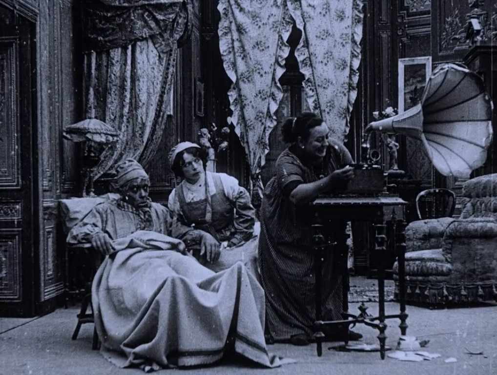 Léontine en Rosalie et son phonograph como cuidadora de anciano.