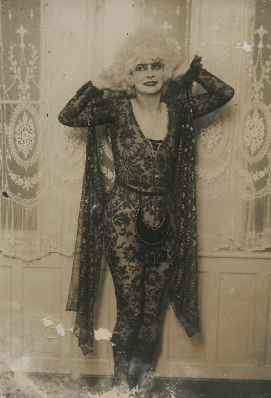 Vestido sugerente Emilie Sannom. Nattens Datter. (La hija de la noche,1915-17). Emilie Sannom. La temeraria del cine. estrellamillansanjuan.es
