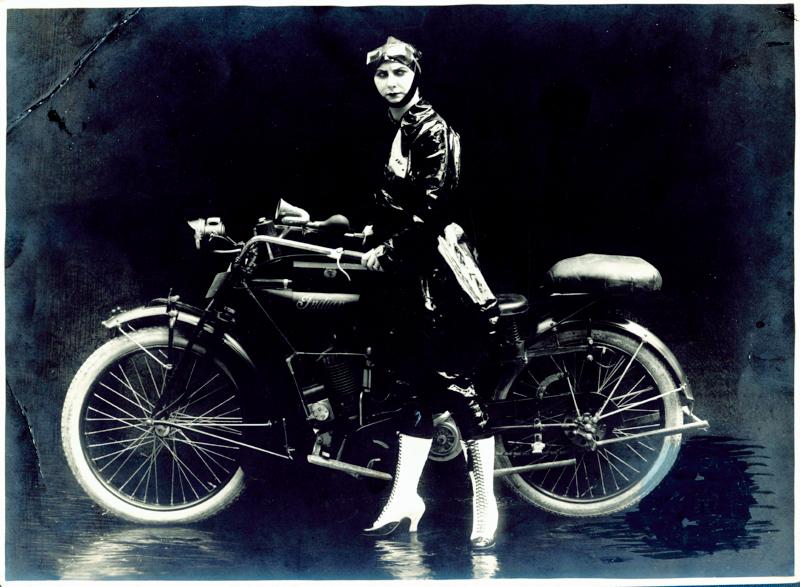 Nattens Datter III. Vestida de forma muy moderna en motocicleta.Emilie Sannom. La temeraria del cine. estrellamillansanjuan.es